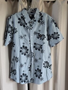 RSQ Light Blue Short-Sleeve Button-Up with Black Floral Print NWT Size M